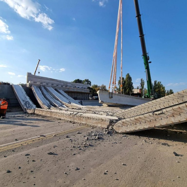 Аварія на Дегтярівському шляхопроводі в Києві